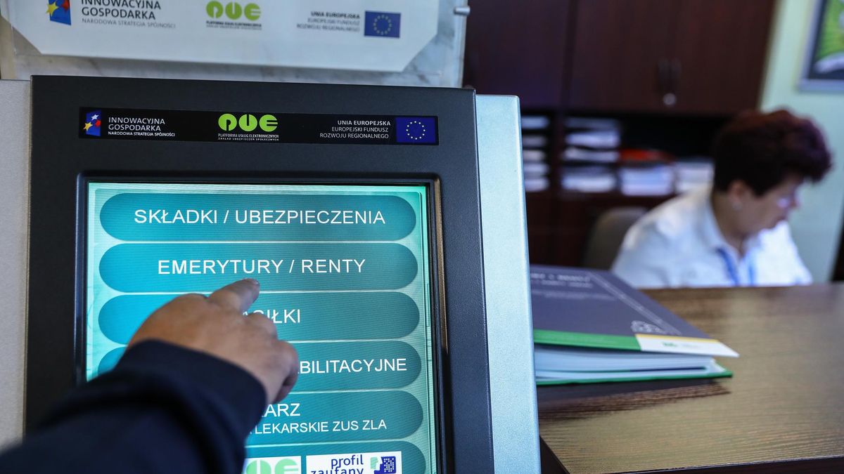 Emeryci i renciści nadal będą płacić podatek i składki od świadczeń.