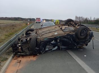 Trzy auta zderzyły się na trasie S8. Jeden pojazd dachował