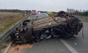 Trzy auta zderzyły się na trasie S8. Jeden pojazd dachował