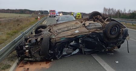 Trzy auta zderzyły się na trasie S8. Jeden pojazd dachował