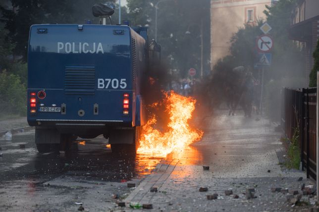 Manifestacja przeciw brutalnosci Policji w Lubinie08.08.2021 Lubin: W odpowiedzi na wydarzenia z dnia 7 sierpnia 2021 gdy w Lubinie podczas interwencji policji zmarl Bartosz S. Mieszkancy Lubinia zebrali sie pod komenda policji w celu zaprotestowania przeciw brutalnosci policji w miescie. n/z Manifestacja,Image: 626108278, License: Rights-managed, Restrictions: , Model Release: no, Credit line: Krzysztof Zatycki / ForumKrzysztof Zatycki / ForumAwantura, Bartek.S, Kibole, Komenda, Lubin, Manifa, Policja, Zabojstwo, Zadyma