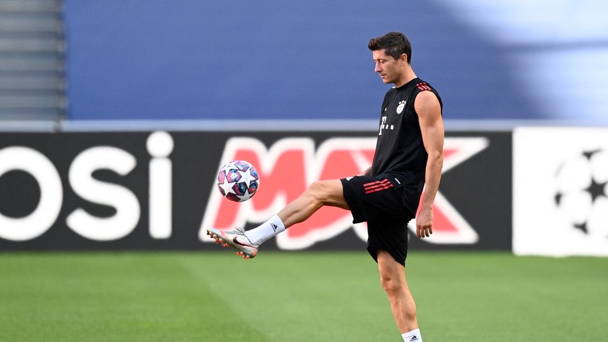 Entrainement suivi d'une conf�rence de presse de l'�quipe de football du Bayern Munich avant la finale de l'UEFA Ligue des Champions � Lisbonne
Entrainement suivi d'une conf�rence de presse de l'�quipe de football du Bayern Munich avant la finale de l'UEFA Ligue des Champions � Lisbonne le 22 aout 2020. � Pool UEFA via Bestimage Robert Lewandowski of FC Bayern Munich in action during a training session ahead of their UEFA Champions League Final match against Paris Saint-Germain at Estadio do Sport Lisboa e Benfica on August 22, 2020 in Lisbon, Portugal.
Pool UEFA via Bestimage
football, sport