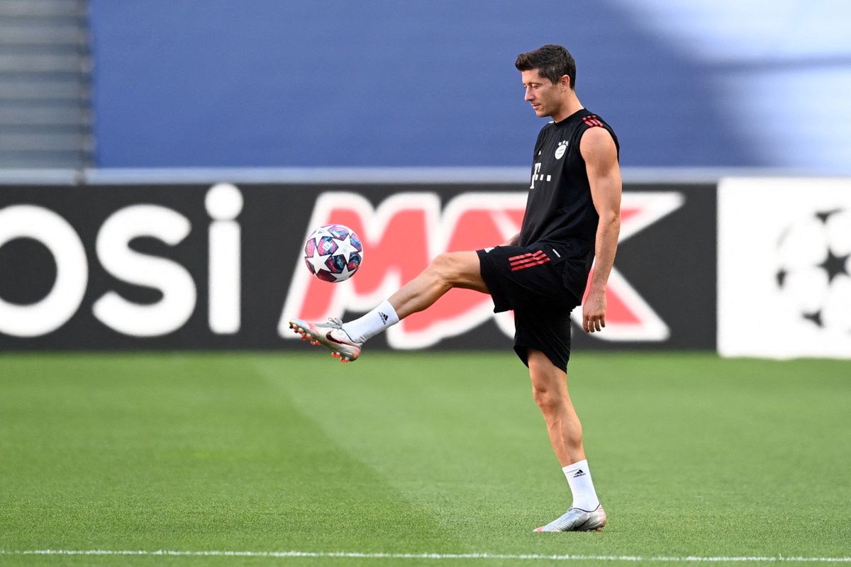 Entrainement suivi d'une conf�rence de presse de l'�quipe de football du Bayern Munich avant la finale de l'UEFA Ligue des Champions � Lisbonne
Entrainement suivi d'une conf�rence de presse de l'�quipe de football du Bayern Munich avant la finale de l'UEFA Ligue des Champions � Lisbonne le 22 aout 2020. � Pool UEFA via Bestimage Robert Lewandowski of FC Bayern Munich in action during a training session ahead of their UEFA Champions League Final match against Paris Saint-Germain at Estadio do Sport Lisboa e Benfica on August 22, 2020 in Lisbon, Portugal.
Pool UEFA via Bestimage
football, sport