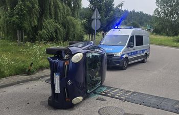 67-latka pijana jechała z 9-letnią wnuczką. Pojazd się wywrócił