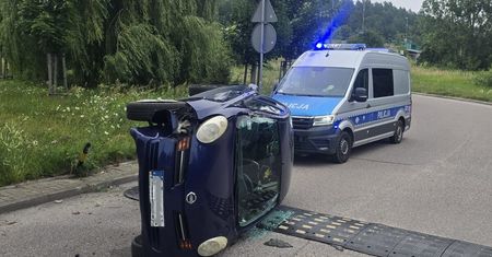 67-latka pijana jechała z 9-letnią wnuczką. Pojazd się wywrócił