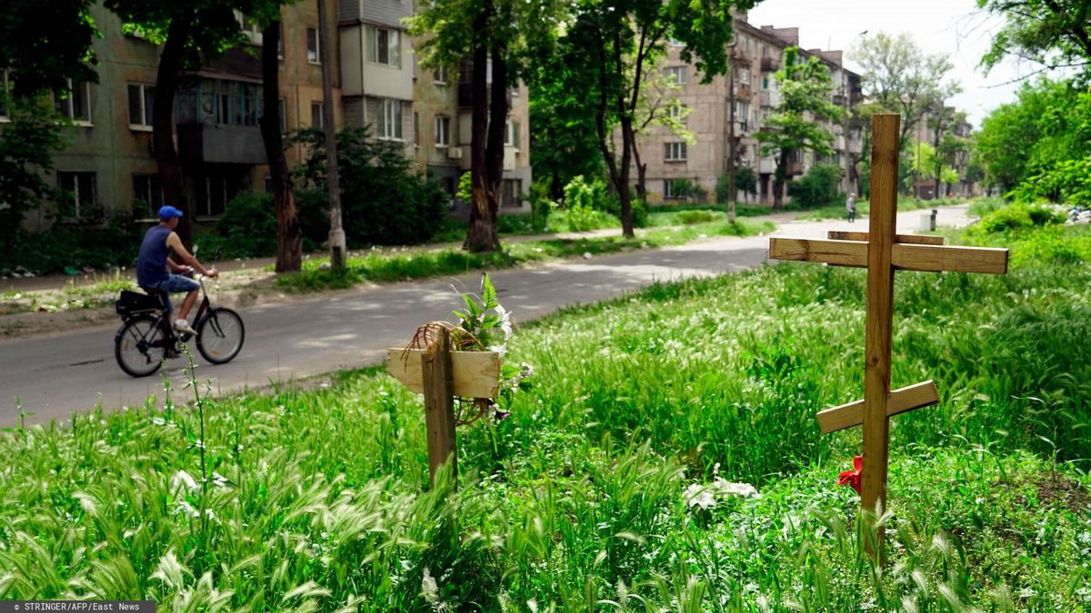 Groby zajmują niemal wszystkie skwery i trawniki w centrum Mariupola