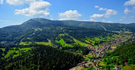 Beskidy. Upalny weekend w górach. Turystów sporo