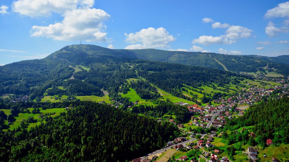 Beskidy. Piękna pogoda zachęciła turystów do odwiedzenia m.in. Szczyrku.
