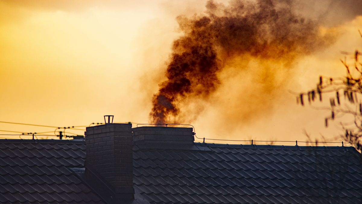 Na zdjęciu widać unoszący się czarny dym z komina