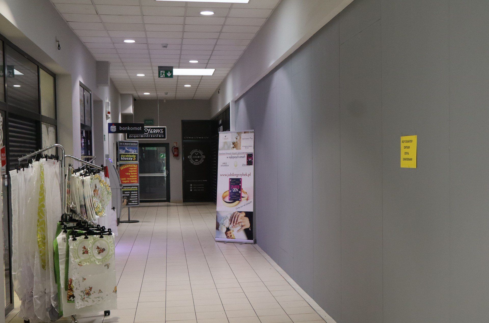 W lokalu przy ulicy Bema 8A w Oświęcimiu działają tylko lokale usługowe. Mieszkańcy oczekują na nową placówkę handlową. Wcześniej działały tutaj Delikatesy Centrum.