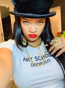 Rihanna pozuje topless z hinduskim bogiem. Fani są rozczarowani
