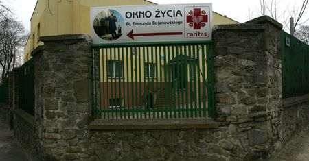 Kilkumiesięczna dziewczynka w częstochowskim "oknie życia"