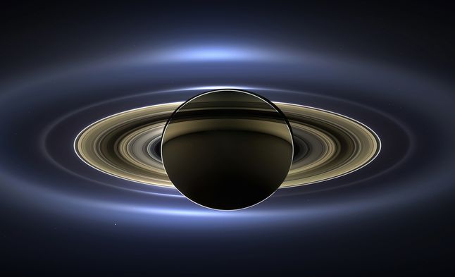 Pierwsze kolorowe zdjęcie Saturna, na którym widać jego pierścienie, Ziemię, Wenus oraz Marsa. Obraz został uwieczniony 19 lipca 2013 roku.