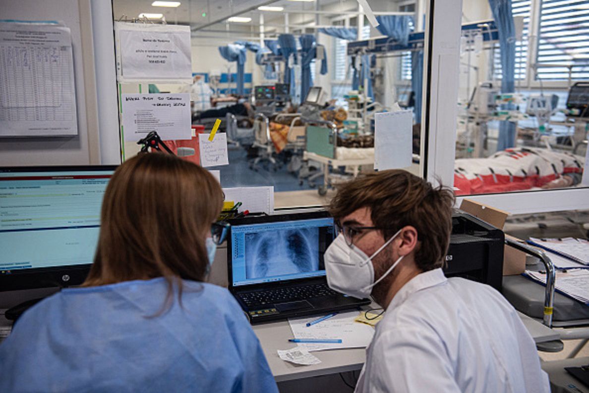 Dla części niezaszczepionych pacjentów zakażenie Omikronem może zakończyć się powikłaniem na całe życie.