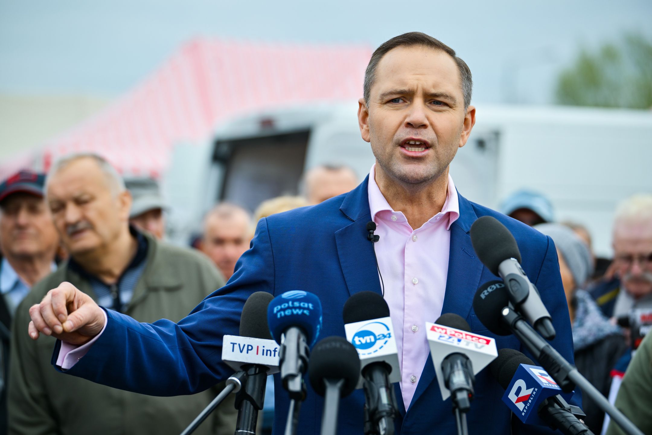 Radzymin, 16.04.2025. Wybory Prezydenta RP 2025 - kampania. Kandydat Komitetu Obywatelskiego w zbliżających się wyborach na fotel prezydenta RP, popierany przez Prawo i Sprawiedliwość, prezes Instytutu Pamięci Narodowej Karol Nawrocki podczas briefingu prasowego na Targowisku Miejskim w Radzyminie, 16 bm. (sko) PAP/Przemysław Piątkowski