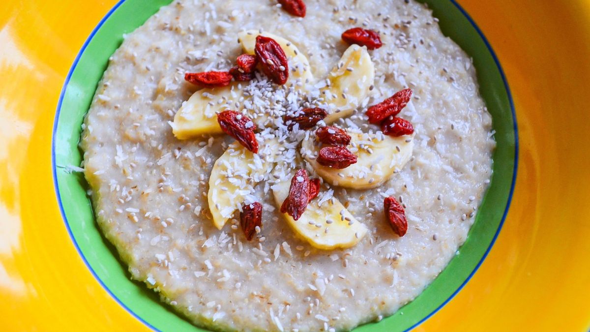 Jagody goji warto wrzucić do porannej owsianki