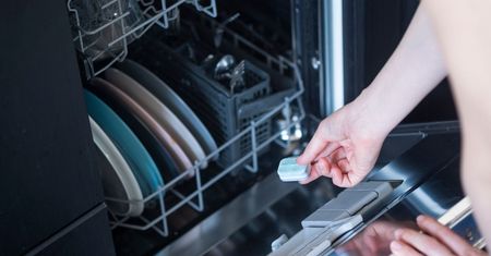 Tabletki do zmywarki szybko się kończą? Dzięki tej sztuczce sporo zaoszczędzisz