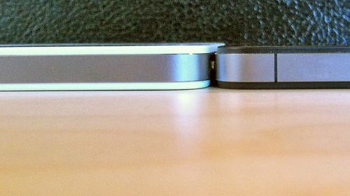Biały iPhone 4 jest grubszy od czarnego brata 1