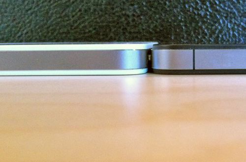 Biały iPhone 4 jest grubszy od czarnego brata