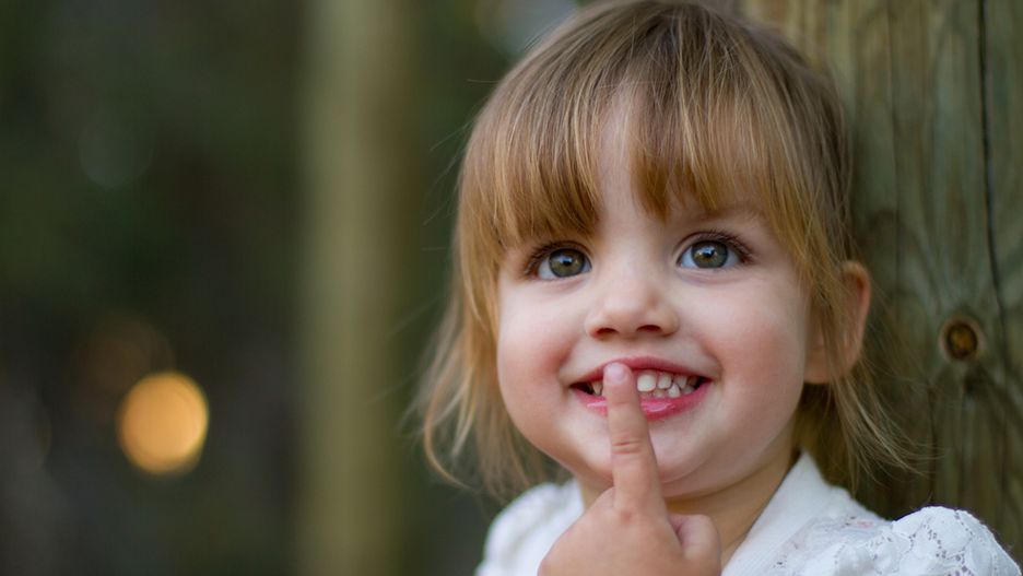 Jednym z najważniejszych aspektów rozwoju małego dziecka, jest nabycie umiejętności płynnej mowy