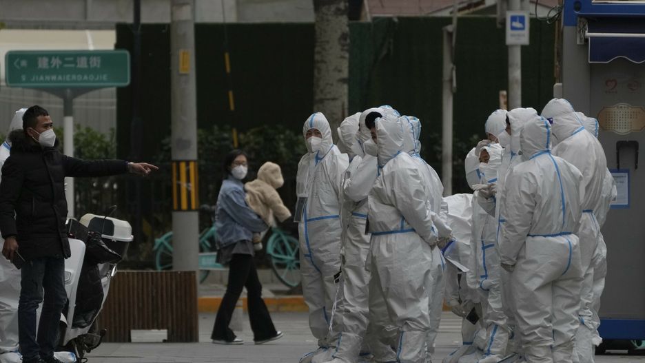 Coraz wi?cej przypadk�w covid w Pekinie
Workers in protective gear gather for their duties in Beijing, Monday, Nov. 28, 2022. Authorities eased anti-virus rules in scattered areas but affirmed China's severe "zero- COVID" strategy Monday after crowds demanded President Xi Jinping resign during protests against controls that confine millions of people to their homes. (AP Photo/Andy Wong)
Andy Wong