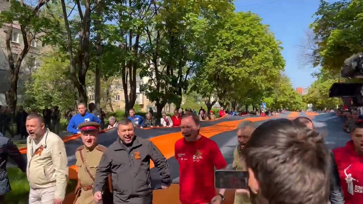 Denis Pushilin na "Paradzie Zwycięstwa" w okupowanym Mariupolu Fot: Nexta 