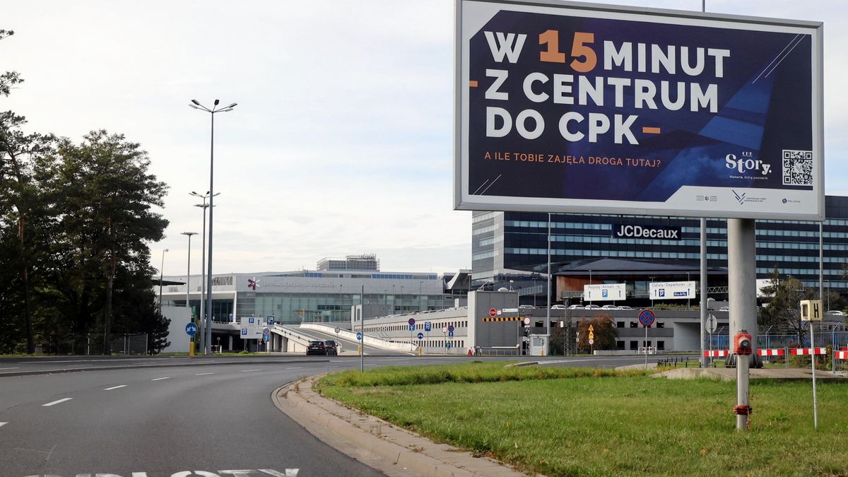 Lotnisko Chopina w Warszawie położone jest blisko centrum stolicy. Rządzący przekonują, że do CPK dojedziemy w kwadrans