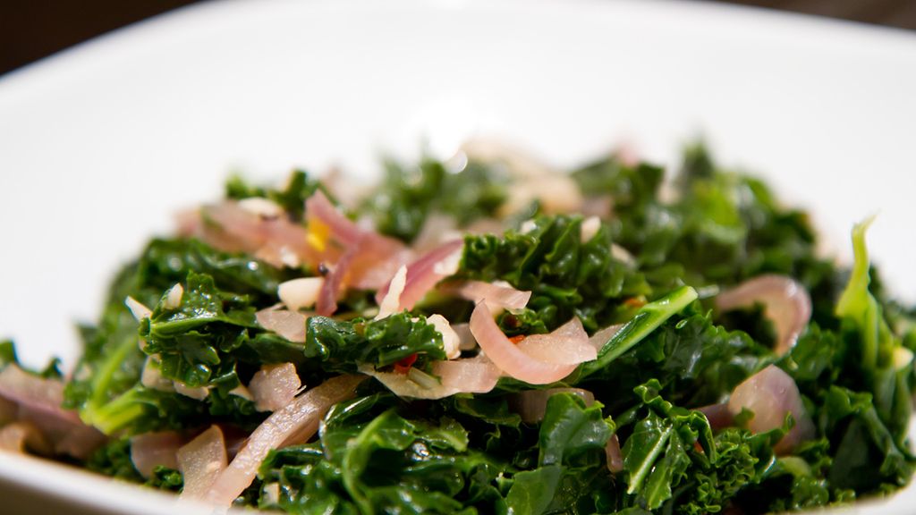 Gotowany mrożony jarmuż z dodatkiem soli, odsączony