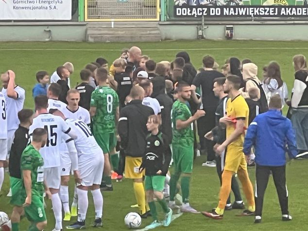 Szymon Marciniak otoczony przez kibiców po zakończeniu meczu.