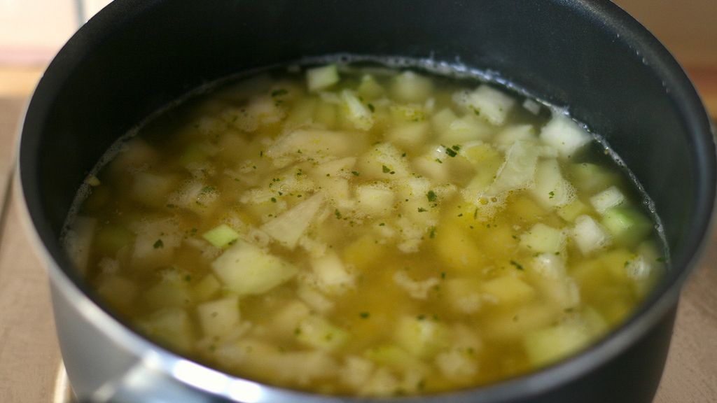 Gotowana kalarepa z dodatkiem soli, odsączona