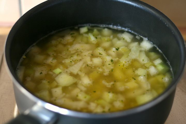 Gotowana kalarepa z dodatkiem soli, odsączona