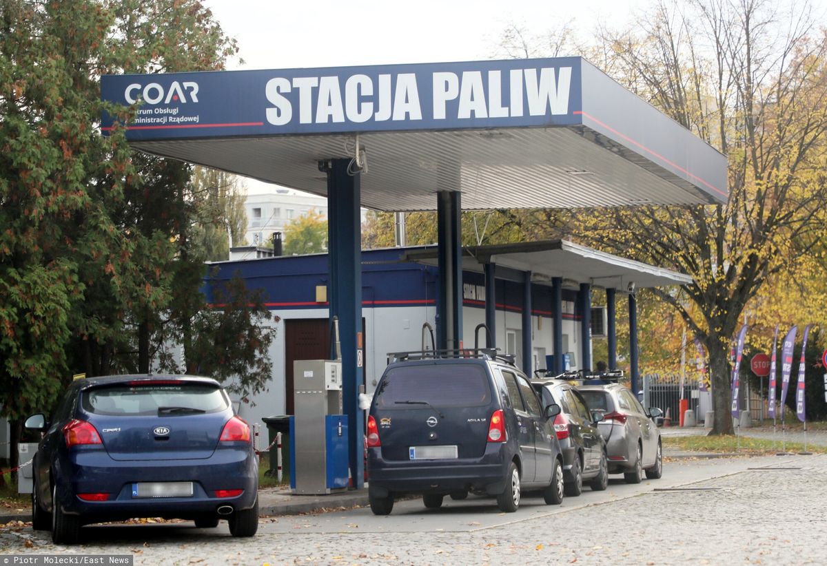 Stacja paliw COAR w Warszawie przy ul. Powsińskiej. Tu tankowane są samochody służbowe władzy