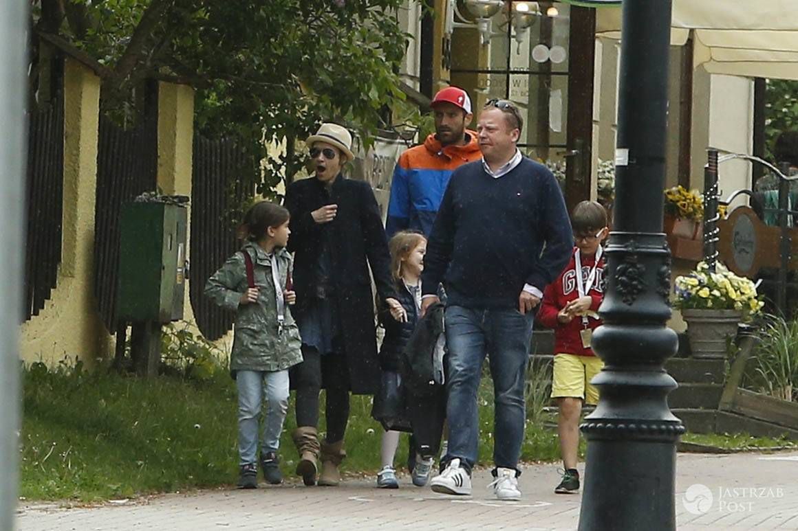 Joanna Koroniewska i Maciej Dowbor z dziećmi w Sopocie