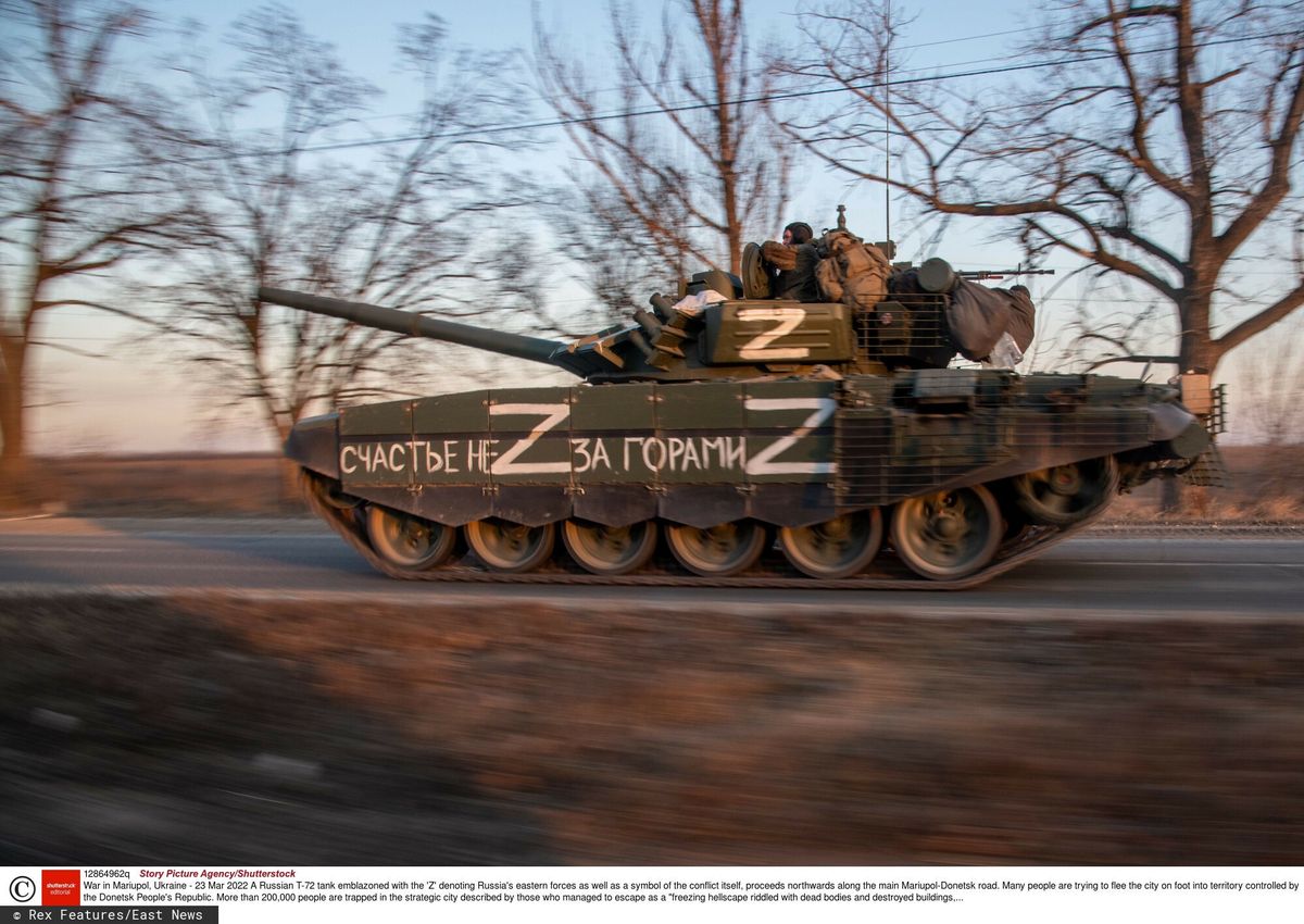 Na zdjęciu: rosyjski czołg na drodze do Mariupola 
