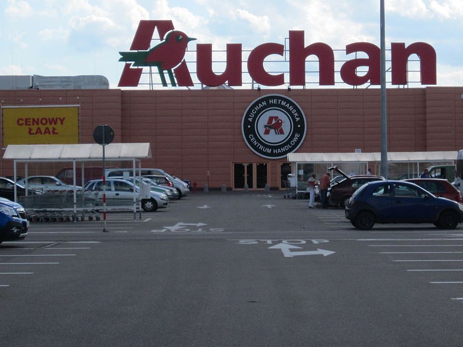 Konflikt Auchan i Carlsberga. Producent piwa zablokował dostawę, bo hipermarket nie zapłacił