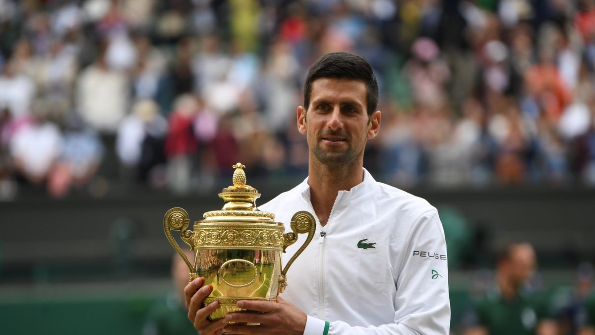 PAP/EPA / NEIL HALL / Na zdjęciu: Novak Djoković, mistrz Wimbledonu 2021