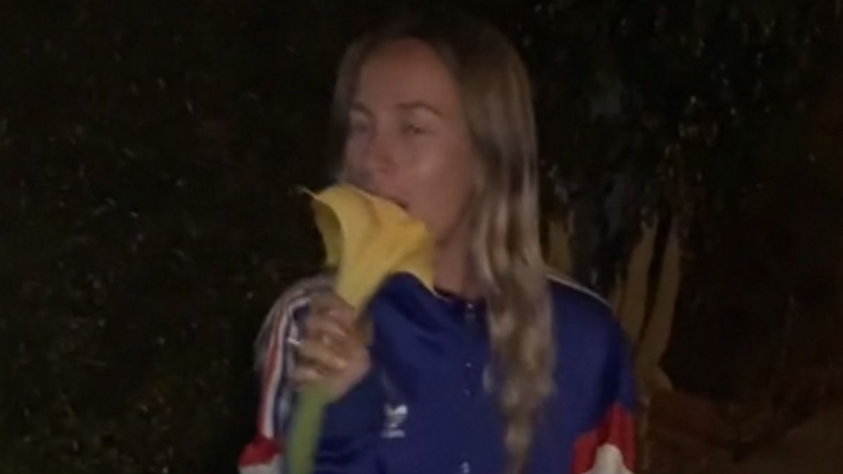 Autorka nagrania nie wiedziała, że wąchanie kwiatu może jej zaszkodzić