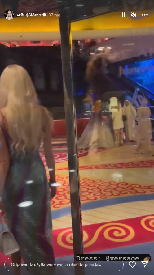 Caroline Derpienski i odbicie w szybie jej ukochanego