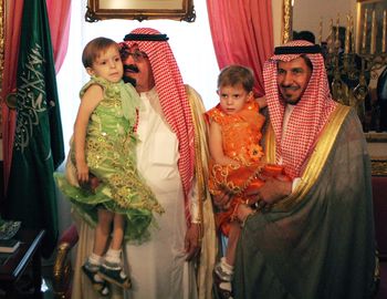 Pomógł im książę Arabii. Jak bliźniaczki syjamskie wyglądają teraz?