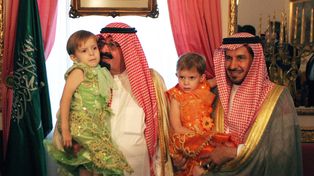 Pomógł im książę Arabii. Jak bliźniaczki syjamskie wyglądają teraz?