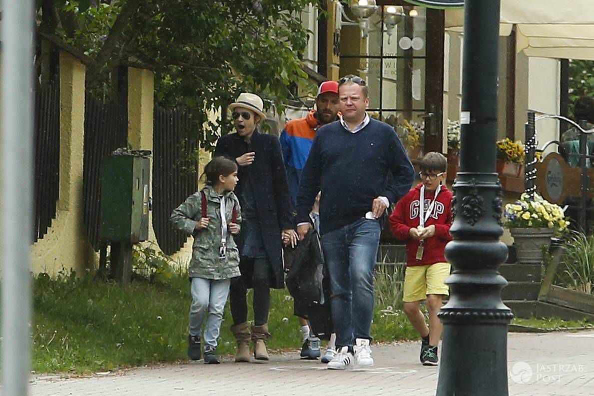 Joanna Koroniewska i Maciej Dowbor z dziećmi w Sopocie