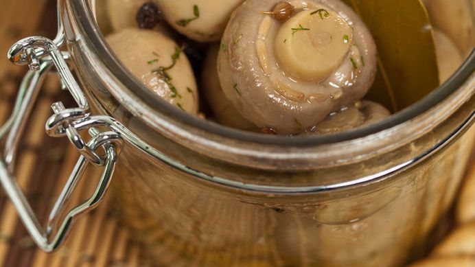 Pieczarki gotowane z dodatkiem soli, odsączone