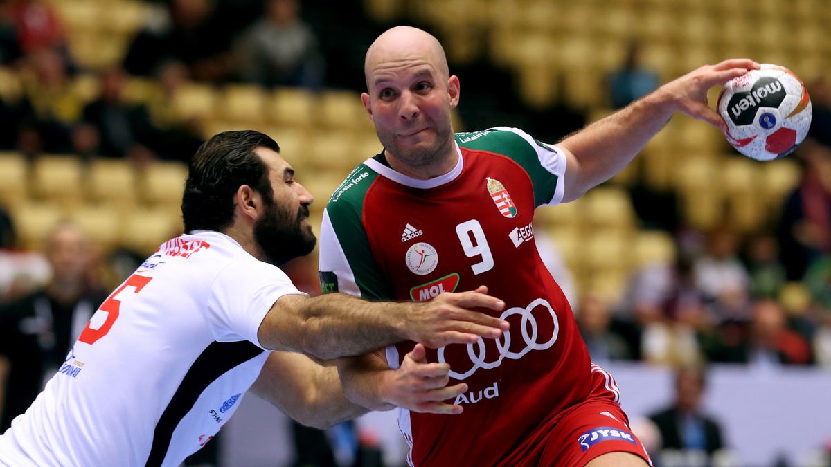 PAP/EPA / SRDJAN SUKI  / Na zdjęciu: Khaled Haj Youssef (z lewej) oraz Zsolt Balogh (z prawej)