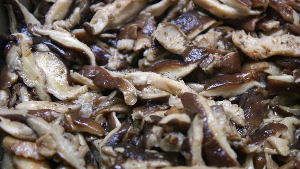 Grzyby shiitake gotowane z dodatkiem soli