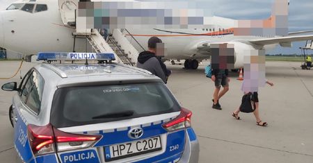 Nie tak miał wyglądać koniec wakacji. Policjanci czekali na lotnisku