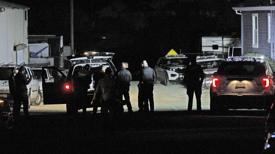 Multiple shootings kill seven in Half Moon Bay, California
epa10426041 Half Moon Bay Police gather at one of two mass shootings sites at a farms Half Moon Bay, California, USA, 23 January 2023. The suspected gunman who turned himself in to police allegedly killed seven people and wounded one at two locations, according to the San Mateo County Sheriff's office.  EPA/GEORGE NIKITIN 
Dostawca: PAP/EPA.
GEORGE NIKITIN