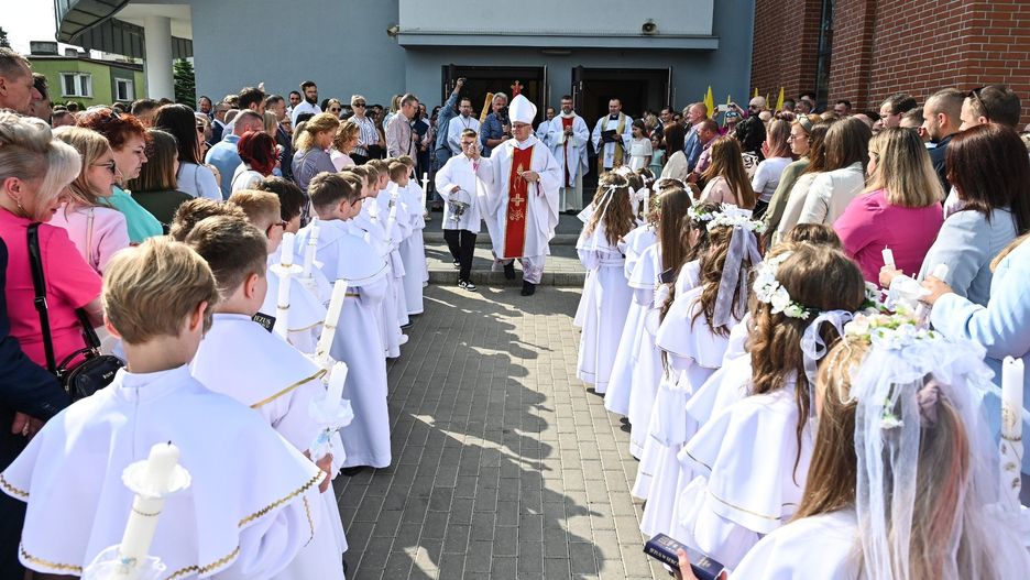 Jakie prezenty dostają dzieci z okazji Pierwszej Komunii Świętej? Ile pieniędzy włożyć d koperty? Zobacz, co planują goście dać w prezencie w ramach komunii świętej w 2025 roku. Szczegóły na kolejnych slajdach.