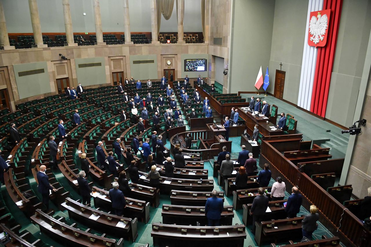 Spadek poparcia dla PiS. Nowy sondaż