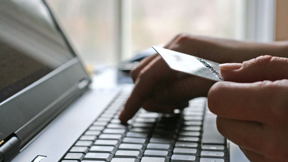 Warszawa. 21-latka jest podejrzana o ukradzenie karty kredytowej