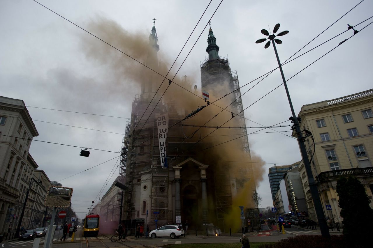 Warszawa. Race na placu Zbawiciela i wulgaryzmy na ścianach kościoła